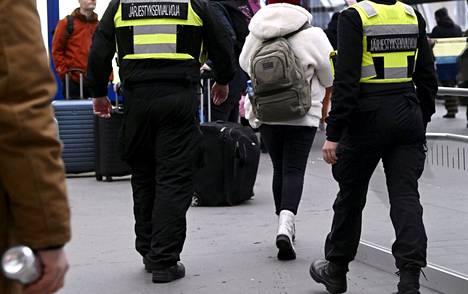 Poliisi on aiemmin kertonut, että järjestyksenvalvojien tekemät epäillyt rikokset ovat tapahtuneet pääradan lähettyvillä Helsingissä, Espoossa ja Vantaalla. Pahoinpitelyistä epäillyt järjestyksenvalvojat ovat Avarn Security -turvallisuuspalveluyhtiön henkilökuntaa. Kuva on otettu Tikkurilan juna-asemalla Vantaalla 27. joulukuuta.