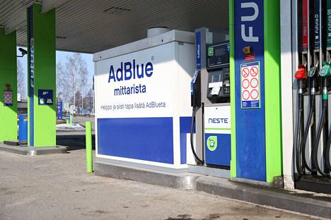 Adblue-liuos loppui viime viikolla useilta huoltamoilta ja verkkokaupoista. Keskiviikkona 23. maaliskuuta myös Lielahdessa Nesteen mittarilla oli lappu luukulla.
