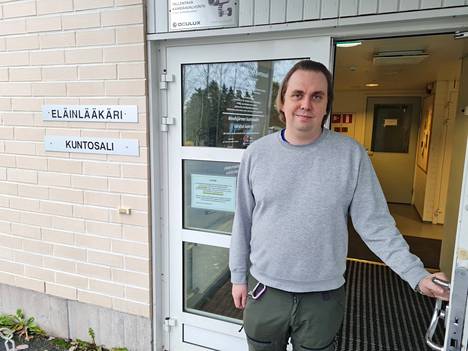 Ville Kopra on Sastamalan uusi kunnaneläinlääkäri. Hänen toimipaikkansa on Mouhijärvellä. Kopra suunnittelee aloittavansa kuntosaliharjoittelun, kun sali sijaitsee aivan seinän takana.