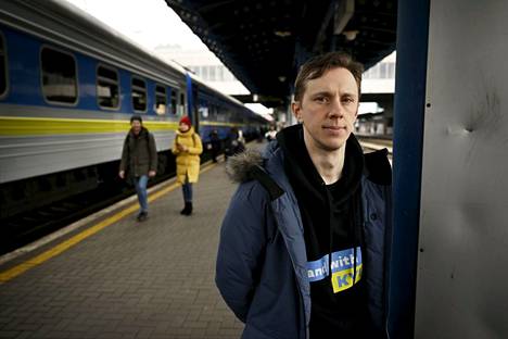 Ukrainan rautateiden matkustajayhtiön asiakaspalvelun varajohtaja Oleksandr Shevtshenko kertoo, että sanat kuten vapaapäivä ovat jääneet entiseen elämään, aikaan ennen sotaa. Hänet kuvattiin Kiovassa 9. maaliskuuta 2023. 