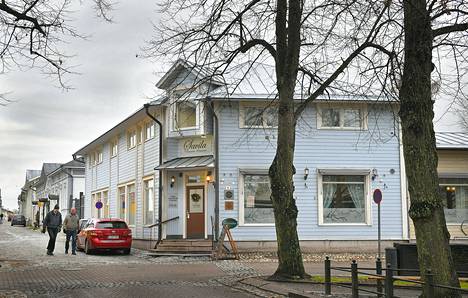 Keskeisellä paikalla sijaitseva ravintola Savilan ja Nurkk Trahtöörin kiinteistö on myynnissä. Rakennuksessa on erilaista ravintola- ja kokoustilaa kolmessa tasossa. 
