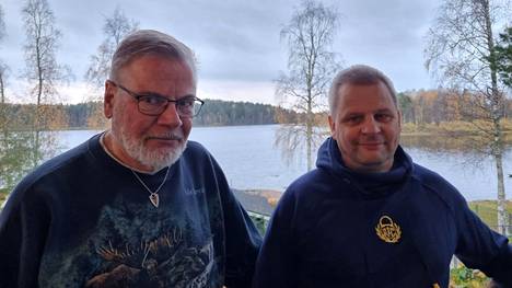 Keulink Oy:n uusi toimitusjohtaja Mikko Yrjönen kuvassa oikealla, vasemmalla kehittämisyhtiön hallituksen puheenjohtaja, talousneuvos Uljas Valkeinen.