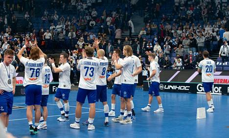 Suomen joukkue kiitti kotiyleisöä tuesta.