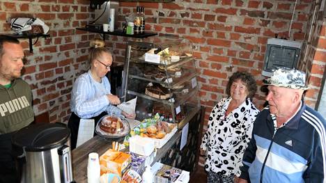 Yrittäjäpariskunta Tatu Säily ja Eva Hult palvelevat nyt kahvilassa, joka tuntee nimen Cafe Muuntamo. Torstaina munkkikahvilla piipahtivat Aino ja Lasse Tuominen.