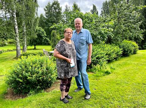 Raija ja Kalle Honkasen pihalla on näköä ja kokoa, mutta sen hoitaminen ei ole pariskunnan mukaan erityisen kovatöistä. 