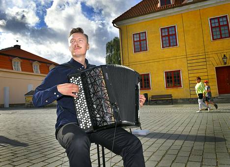 Harri Kuusijärvi tunnetaan musiikkiprojekteistaan, joilla hän on laajentanut käsitystä siitä, mihin kaikkeen harmonikka taipuu. Rauma Festivossa esiintyvä muusikko erikoistunut elektroakustiseen musiikkiin ja konserttiharmonikan elektroakustisten mahdollisuuksien kehittämiseen. 