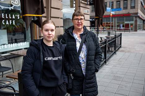 Minna Mäkinen käy usein kylässä Tampereella tyttärensä Vilma Mäkisen luona.