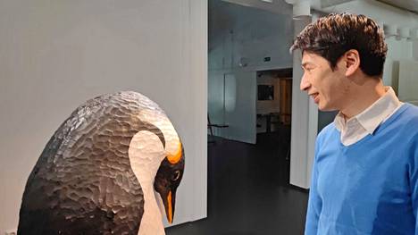 Japanista Suomeen muuttanut Yasushi Koyama vieraili Serlachius-residenssissä 8.2.-31.3.2022. Hän veistää eläinhahmoja.
