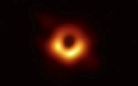 Ensimmäinen kuva galaksin M87 mustasta aukosta koostettiin samalla tavalla kuin Sagittarius A*n kuva. Tämä aukko on valtava, sillä koko Linnunrata mahtuisi pyöreän ”varjon” keskelle.