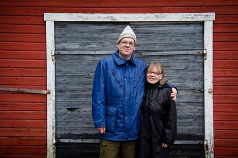 Kokemäkeläiset Vesa ja Marjatta Rohila ovat ahkeria tietokirjojen kirjoittajia. Marjatta Rohila sai apurahan uutukaisen teoksensa, Maitotilan meininkiä -kirjoittamiseen.