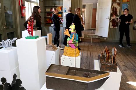 Rauman julkisia taideteoksia on mukana opiskelijoiden ja koululaisten näyttelyssä uudelleen versioituina.