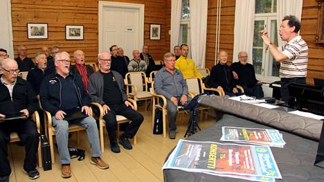 Vilppulan Mieslaulajat harjoitteli tulevaa juhlakonserttia varten Vilppulan Koivuniemessä.