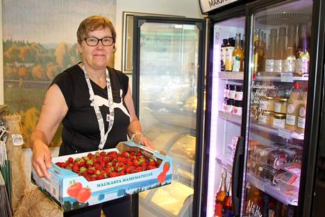 Riitta Kuhmonen kertoo, että mansikkaa on jonkin verran myynnissä Kirppis Siisonin kylmäkaapissa, mutta hän suosittelee varaamaan haluamansa määrän mansikoita etukäteen, jotta ei jää ilman.