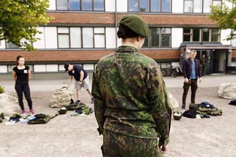 Uudet alokkaat tarkastivat kuitatut varusteensa Santahaminan varuskunnassa Helsingissä maanantaina 9. heinäkuuta 2018. Naisten pakollisilla kutsunnoilla haluttaisiin markkinoida asepalvelusta ja Puolustusvoimia
