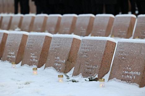 ”En halua enää kuulla, kuinka suomalaisten kirkkojen kupeilla taas ammutaan nuorille sankareille kolme kunnialaukausta”, kirjoittaja toteaa. Kuva on Kalevankankaan hautausmaan sankarihaudoista Tampereelta.