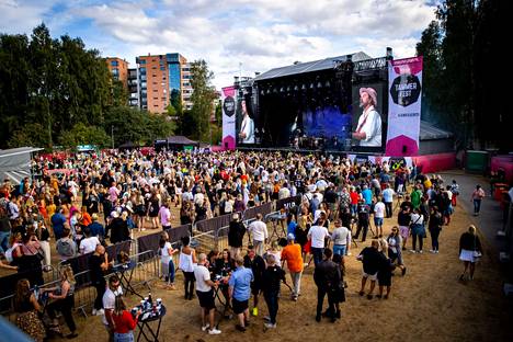 Tampereen kaupungin tartuntatautilääkäri Sari Torkkelin mukaan vaikeimpia tilanteita koronan kannalta syntyy, kun väki pakkautuu lavan edustalle konserteissa. Kuva Tampereella heinäkuussa järjestetystä Tammerfestistä.
