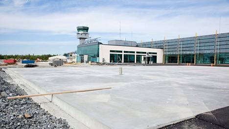 Vuonna 2018 Tampere-Pirkkalan lentoasemalle tehtiin 17 miljoonan euron remontti, jossa muun muassa laajennettiin asematasoa ja uusittiin kentän koko kiitorata. Nyt laajennetaan samalla kentällä toimivan Satakunnan lennoston aluetta.