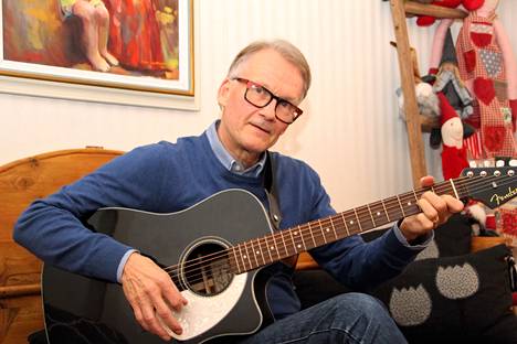 Jukka Moilanen tunnetaan myös muusikkona. Nuoruudessaan hän soitti Harjavallassa kaikissa paikoissa, missä elävää musiikkia oli tarjolla – ja monissa muissa paikoissa ympäri Suomen.