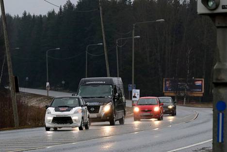 17-vuotiaiden henkilöauton kuljettajien onnettomuuksien kasvu näkyy tilastoissa. Tämä johtuu siitä, että myös ikäluokan kuskien määrä on kasvanut. Samalla onnettomuudet ovat siirtyneet tilastoissa ajoneuvoluokasta toiseen: mopoautoista ja mopoista henkilöautoihin. Arkistokuva Porin ja Rauman nuorkauppakamarien järjestämästä mopoautotempauksesta Valtatie kasilla vuonna 2019. 
