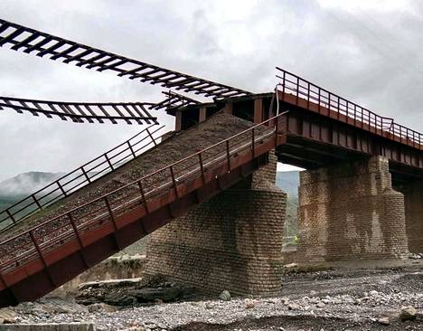 Sibissä Pakistanissa rautatiesilta romahti tulvien seurauksena. 