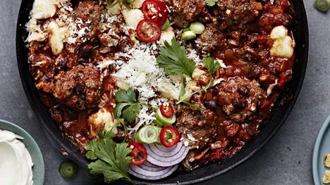 Jauhelihasta voi pyöräyttää vaikka lihapullat papukastikkeessa chili con carnen aineksilla.