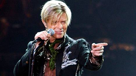 David Bowie konsertoimassa Hampurissa vuonna 2003.