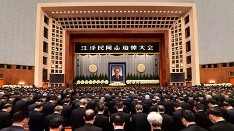 Ihmiset osallistuivat maan pitkäaikaisen johtajan Jiang Zeminin muistoksi Mahtavassa kansan salissa Pekingissä järjestettyyn tilaisuuteen tiistaina 6. joulukuuta. 