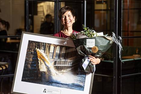 Laukon kartanon omistaja Liisa Lagerstam vastaanotti Valo-palkinnon Aamulehden toimituksessa.