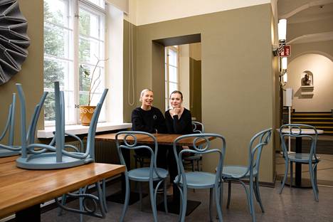 Saura Pohjonen ja Rosa Salminen kertovat, että avajaispäiville on suunnitteilla esimerkiksi kahvitarjouksia.