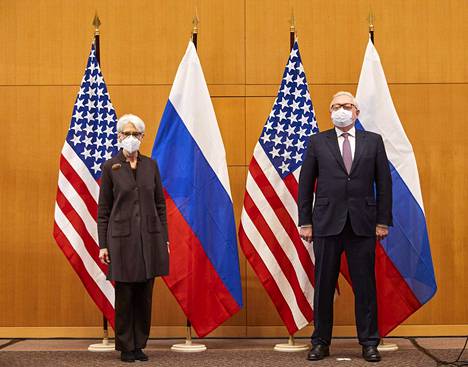 Yhdysvaltain varaulkoministeri Wendy Sherman ja Venäjän varaulkoministeri Sergei Ryabkov Genevessä 10. tammikuuta 2022.