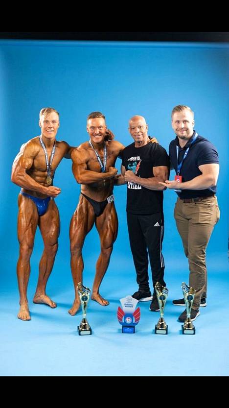 Team Karbonin Nikolas Itälä (vas.) ja Antti Heisto (toinen vas.) voittivat SM-kultaa viikonloppuna Classic bodybuildingissa. Kuvassa myös valmentaja Marko Pitkänen (oik.) ja kehonrakennuslegenda Bill Grant. 