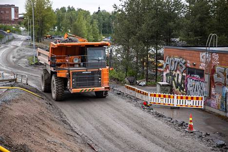Näsisaaren työmaalla kivilouhetta kuljettava Hitachin kiviauto painaa noin 100 tonnia.