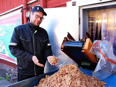 Noin 60 prosenttia omenasta saadaan Anttilan tilan mehuasemalla mehuksi. Ylijäämä kuljetetaan tänä vuonna ensi kertaa Säkylään biokaasulaitokselle.