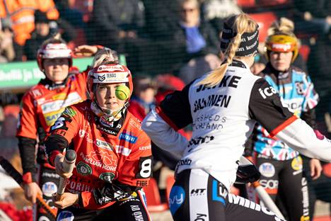 Molemmat lukkarit pelasivat vahvasti. Kuvassa lyöntivuorossa oleva Pesäkarhujen Minttu Vettenranta ja Mansen Senni Sallinen saivat joukkueidensa ykköspalkinnot.