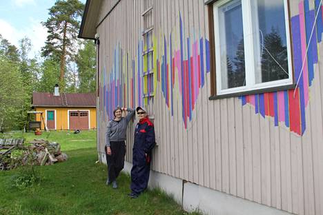 Taiteilijat Pirjetta Brander ja Viva Granlund maalaavat yhdessä Soundway-teosta Branderin omistaman talon seinään.