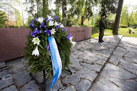 Kansallisena veteraanipäivänä 27. huhtikuuta lasketaan seppeleet talvisodassa ja jatkosodassa kaatuneiden muistomerkeille.