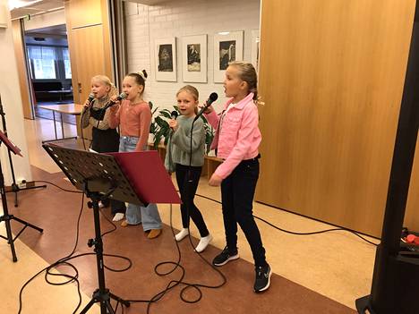 Tokaluokkalaiset Aliisa, Hertta, Lili ja Aamu-Amelia esittivät vauhdikkaan ja tutun lastenlaulun Peppi Pitkätossu.