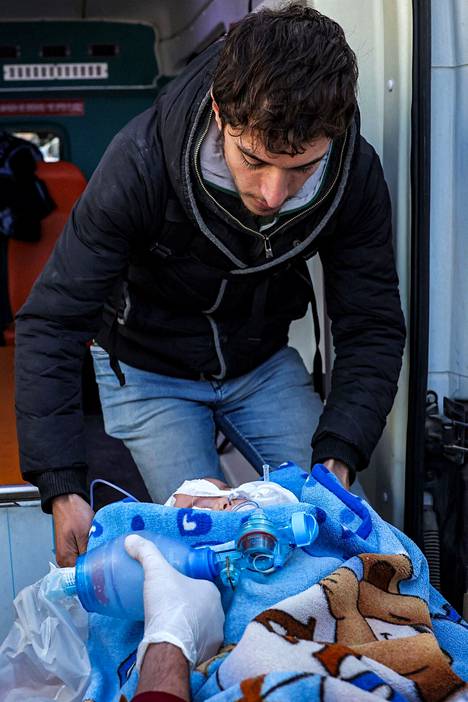 Pieni lapsi pelastettiin maanjärjistyksen synnyttämistä raunioista Syyrian puolella. Hän sai sairaalahoitoa sunnuntaina 12. helmikuuta.