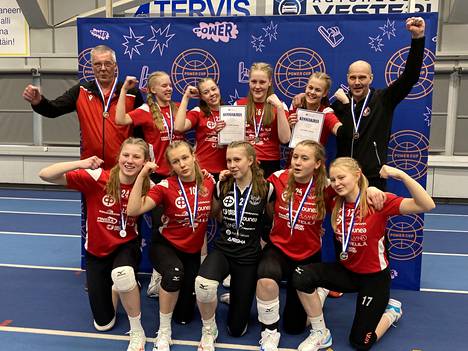 VaLePan tytöt pelasivat koko kauden Suomen kärkijoukkueiden kastissa. Finaaliturnauksessa uurastus palkittiin SM-hopealla.