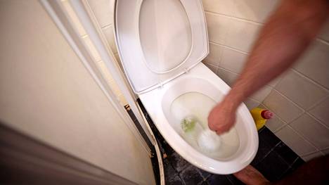 Yksi wc-pöntön pesunikseistä on lämmin vesi. Lika lähtee helpommin, jos pyttyyn laskee ensin lämmintä vettä.