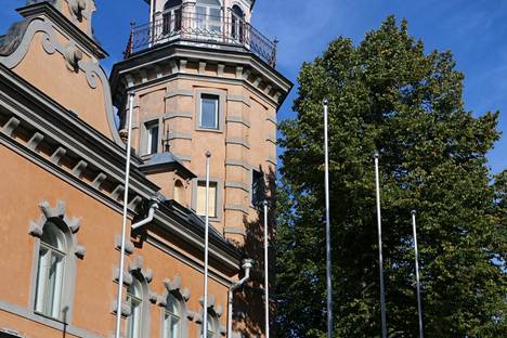 Kaupungin edustussalkoihin nousee Raumalla vuoden 2023 alusta lähtien uusia lippuja, muun muassa Pride-lippu sekä saamelaisten ja romanien kansallisliput.
