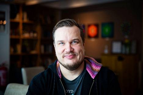 Stand up -koomikkona ja käsikirjoittajana tunnettu Petri Hankonen perusti Secret Saucietyn syyskuussa 2021, keskellä korona-aikaa. 
