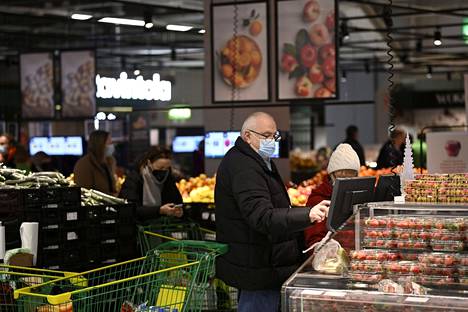 Ruoan hinta voi nousta Suomessa tänä vuonna ennätysnopeasti, arvioi Pellervon taloustutkimus (PTT). Kuvassa asiakkaita Kannelmäen Prismassa Helsingissä 21. joulukuuta 2021. 