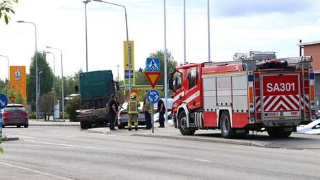 Peräänajon seurauksena henkilöauto vaurioitui pahoin etuosastaan Asemakadun ja Keskuskadun liikenneympyrässä maanantaina iltapäivällä.