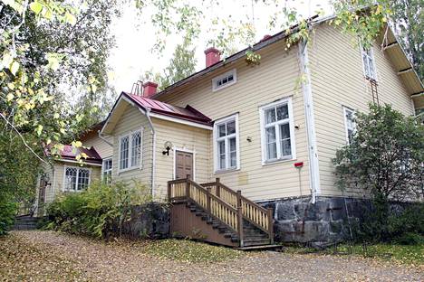 Koivuniemen historiallinen rakennus on myynnissä Mänttä-Vilppulassa. Kansanliike vastusti myyntiä, sillä Koivuniemi on yksi vuoden 1918 taistelujen ajalta säilyneitä paikkoja.