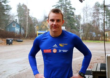 Lasse Hämelahden ennätys 100 metrillä on 10,72 sekuntia ja pituushypyssä 694 metriä.