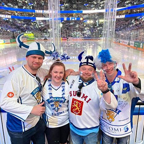 Hannu Salmi (oikealla) ja Esa Kallonen ovat olleet kolmena peräkkäisenä kertana katsomossa, kun Suomi on voittanut jääkiekon MM-kultaa. Tällä kertaa Tampereen kisoissa olivat mukana myös Matias Huhtala (vasemmalla) ja Laura Kovanen.