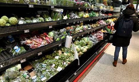 Kuluttajien luottamus on romahtanut maaliskuussa, kertoo Tilastokeskus. Kuvassa asiakas ja vihanneksia Ruoholahden Citymarketissa Helsingissä 11. maaliskuuta 2022.