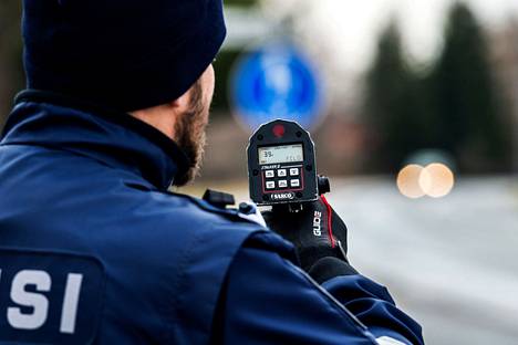 Poliisipartio mittasi Porissa maanantaina huomattavasti kovemman nopeuslukeman kuin tässä kuvituskuvassa.