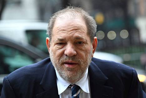 Harvey Weinstein kuvattiin, kun hän saapui newyorkilaiseen oikeusistuimeen helmikuussa 2020.